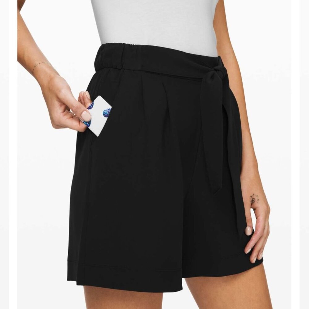 Lululemon Size 8 Noir Tie Waist Short 5.5' with Pockets in Black